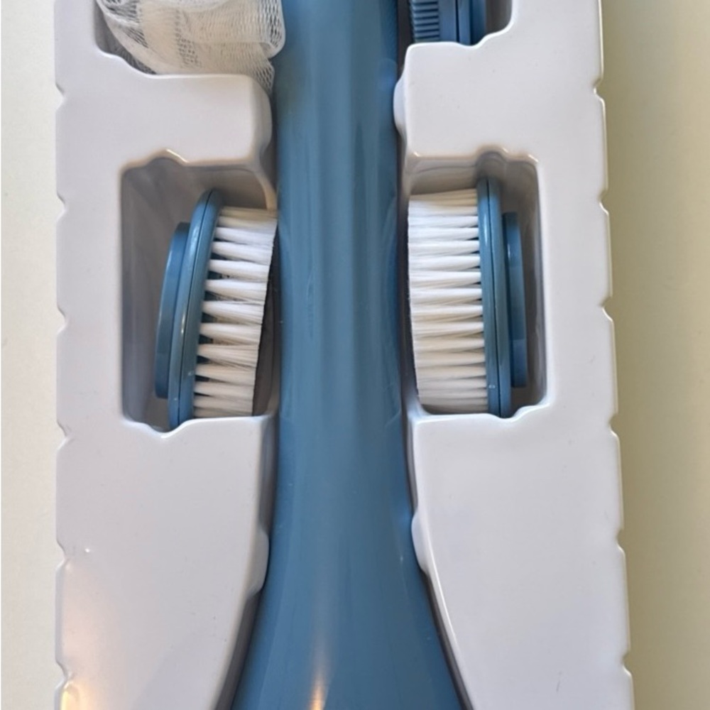 Blushly Cleansing & Exfoliating Solid Body Brush Blue w/4 Brush Heads